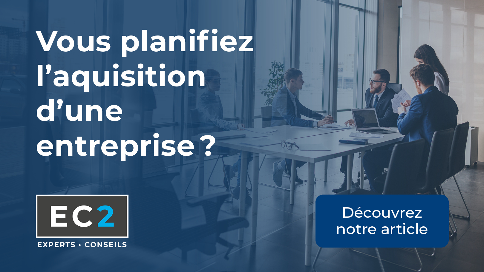 Homme d’affaires analysant un plan financier et des graphiques pour préparer le financement d’une acquisition d’entreprise