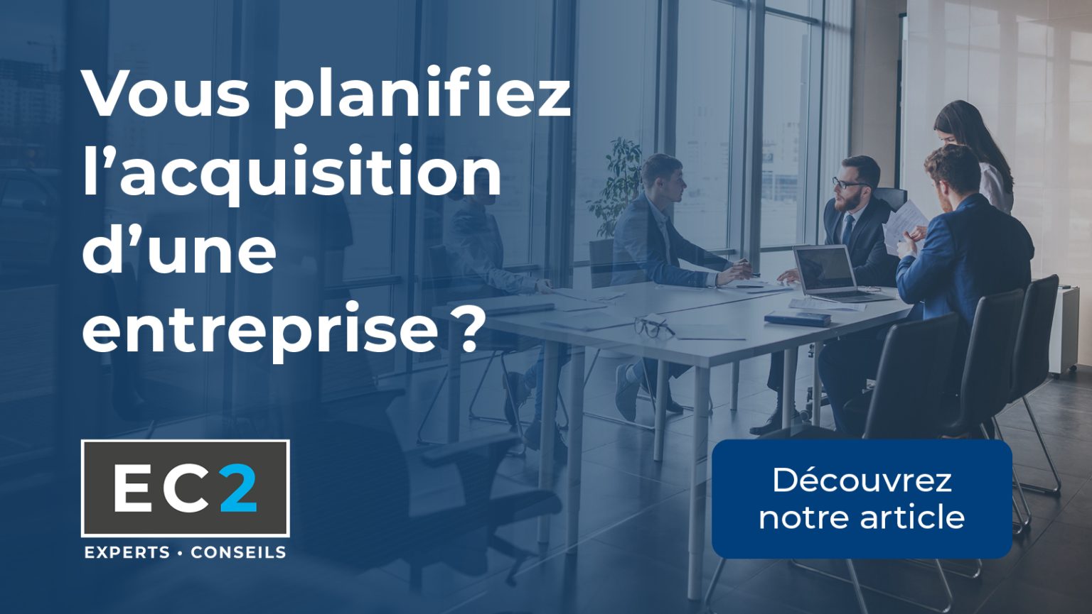 Homme d’affaires analysant un plan financier et des graphiques pour préparer le financement d’une acquisition d’entreprise